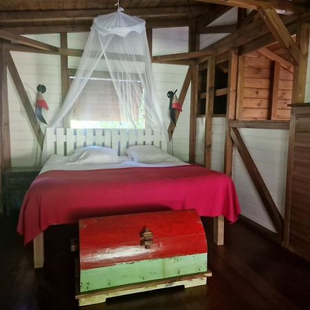 Les Bananes Vertes Ecolodges Сен-Клод Экстерьер фото