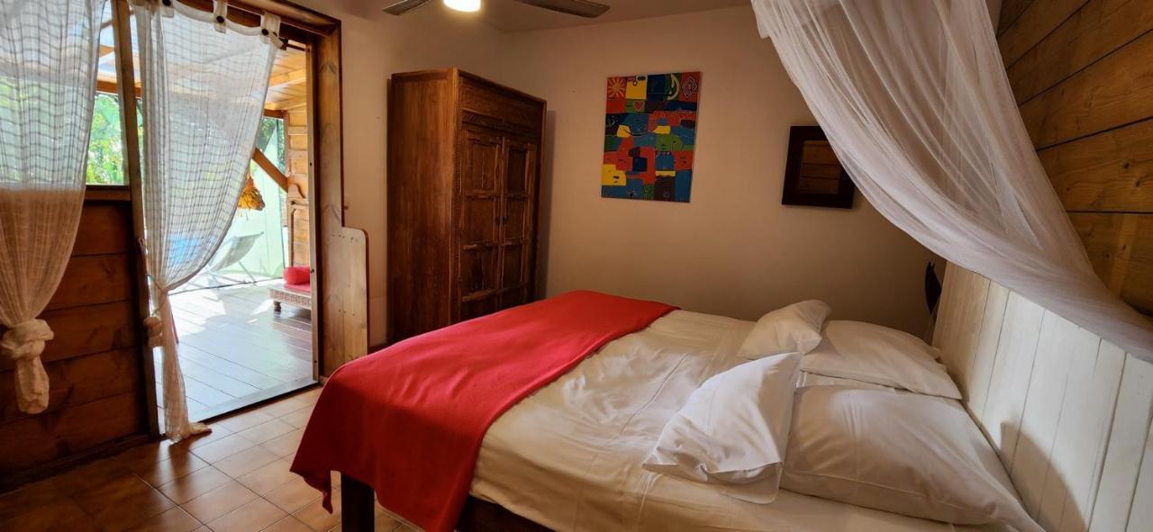 Les Bananes Vertes Ecolodges Сен-Клод Экстерьер фото